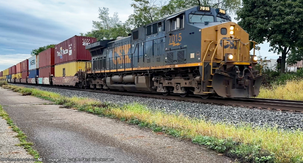 CSX 7015 leads I135.